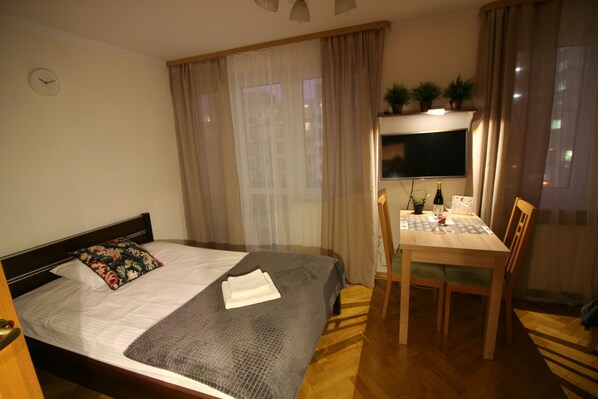 Classic Studio Suite | 2 bedrooms, iron/ironing board, free WiFi, bed sheets