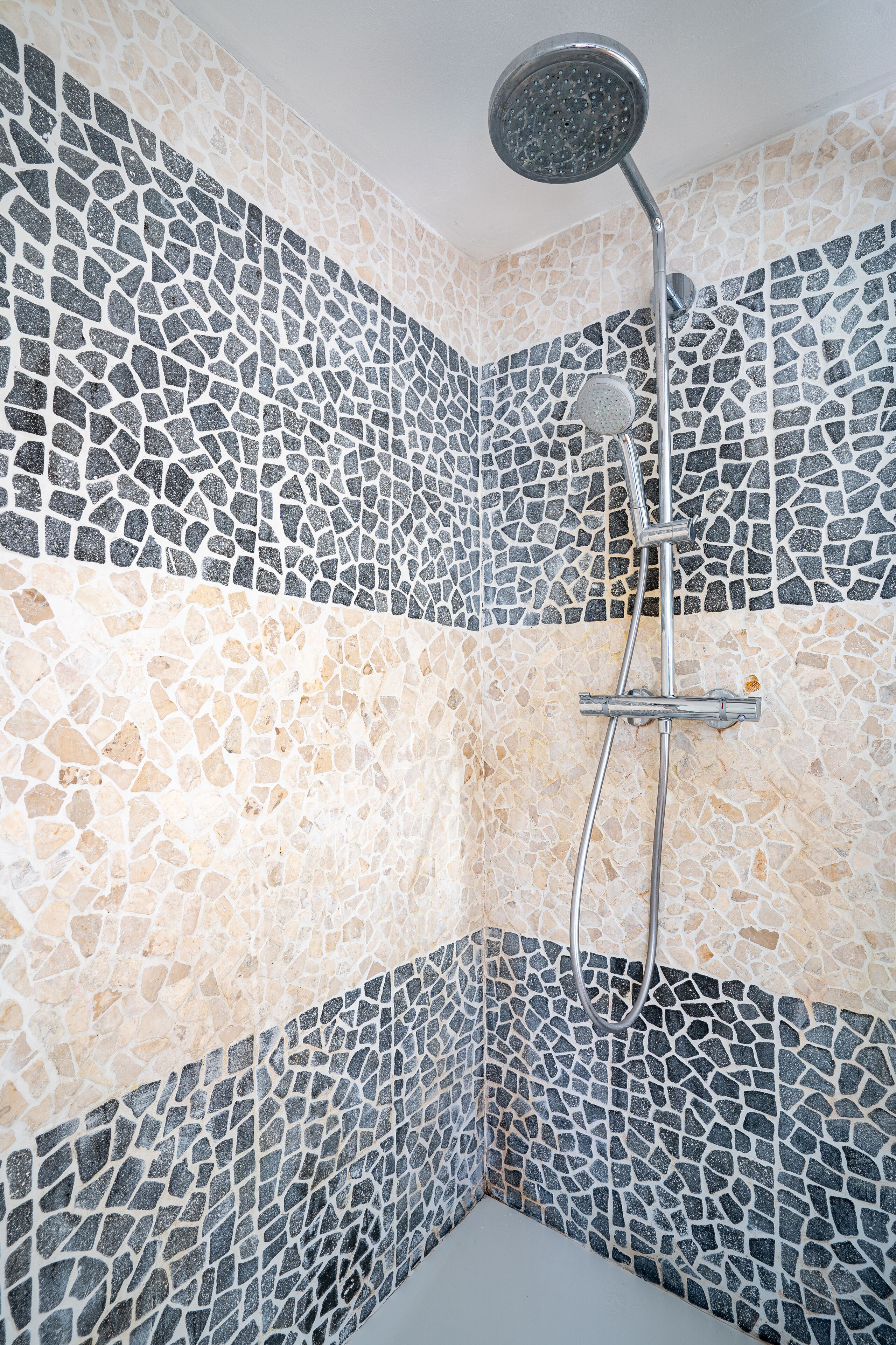 Baignoire, serviettes fournies, savon, shampoing