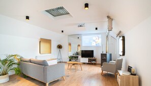 Smart-TV, Kamin, DVD-Player, Bücher