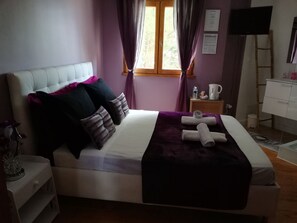 Double Room (Mauve) | Individually decorated, individually furnished, desk, soundproofing - Maison d'Architecte chez Huguette (Villalier)