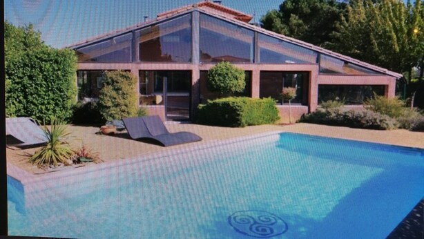 A modern villa with a swimming pool, large windows, and a covered patio area. - Maison d'Architecte chez Huguette (Villalier)