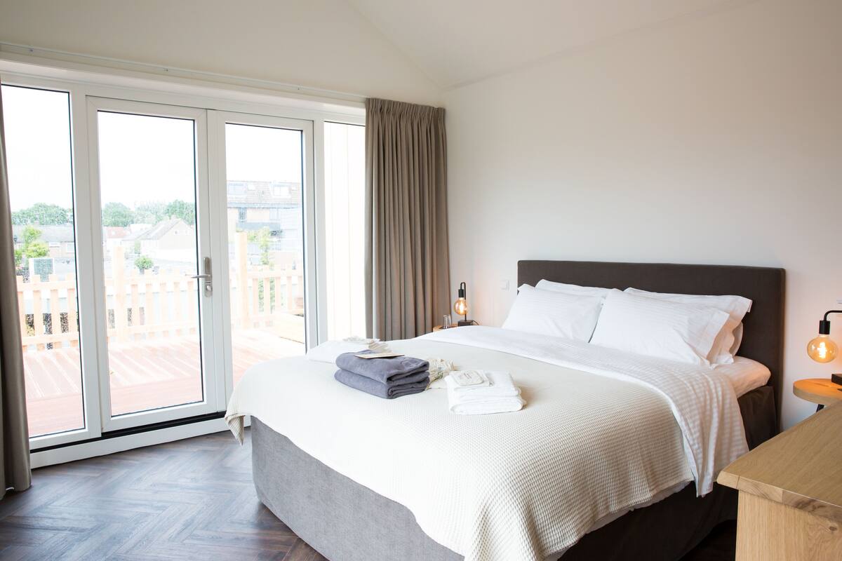 deluxe double room, 1 king bed, balcony | 1 bedroom, premium bedding, down duvets, pillow-top beds