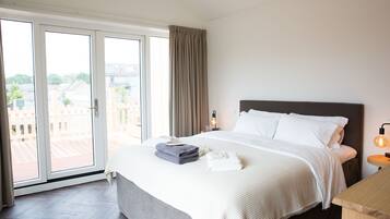 Kahden hengen deluxe-huone, 1 suuri parisänky, parveke | Ylelliset vuodevaatteet, untuvapeitot, pillowtop-patjalliset sängyt