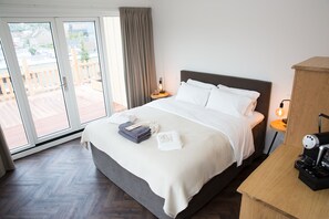 Habitació doble Deluxe, 1 llit de matrimoni gran, balcó | Roba de llit d'alta qualitat i cobrellits 