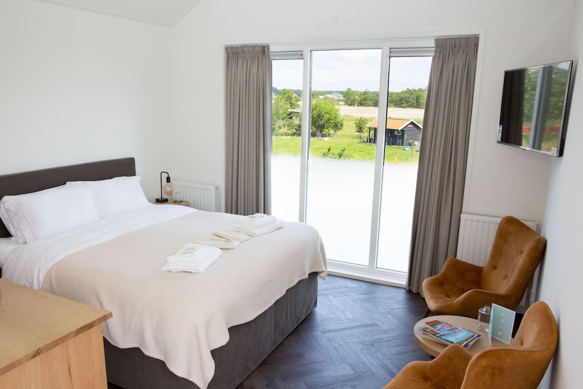 Deluxe Double Room, 1 King Bed, Garden View | Premium bedding, down duvets, pillow-top beds, free minibar