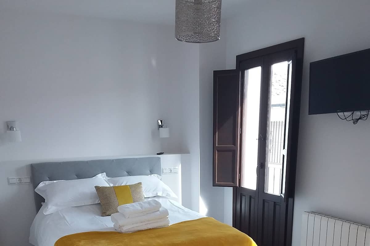Sistema de insonorización, tabla de planchar con plancha y ropa de cama