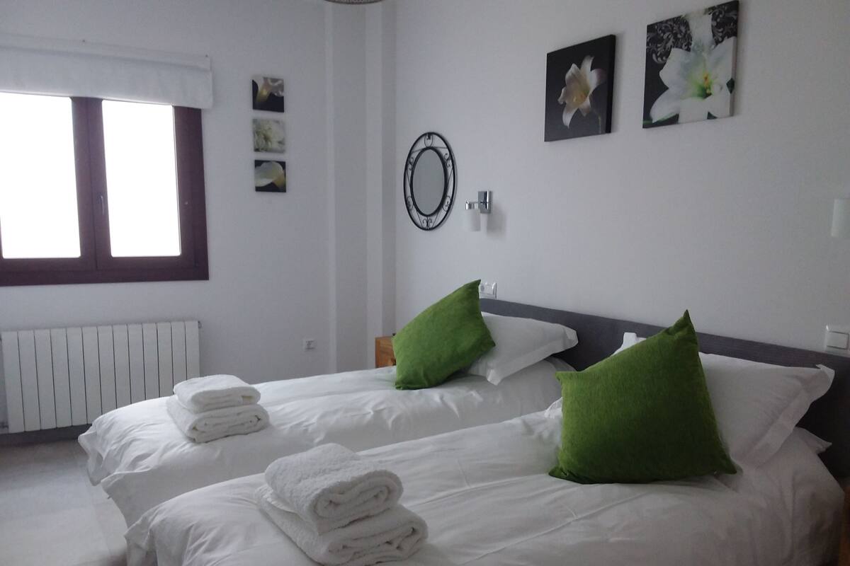 Sistema de insonorización, tabla de planchar con plancha y ropa de cama