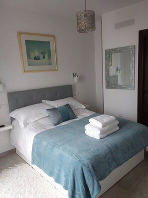 Chambre Double, côté cour intérieure | Chambres insonorisées, fer et planche à repasser, draps fournis