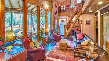 Cheminée, table de tennis de table, livres