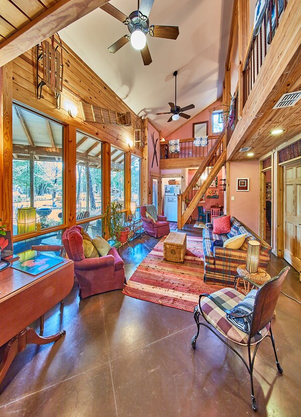 Wooded LODGE, Sleeps 9, Pet Friendly, Accessible Ben Wheeler Vrbo