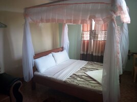 Quarto casal luxo | Escrivaninha, cortinas blackout, Wi-Fi de cortesia, roupa de cama