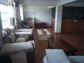 Área de estar no saguão