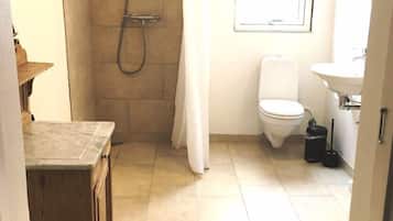 Standard Room, Multiple Beds | Bathroom shower