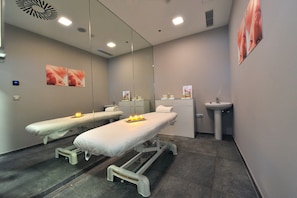 A clinical room with two treatment beds, a sink, and a mirror. - Standard Apartment 3 Wifi (Binéfar)