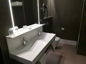 Douche à « effet pluie », sèche-cheveux