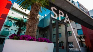 Un bâtiment moderne, sur lequel on peut voir une grande enseigne indiquant la présence d’un centre de soins et de bien-être.