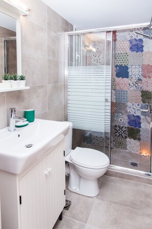 Studio | Bathroom | Shower, hair dryer, towels, shampoo - Cozy Studio Athens Downtown - Sleeps 3 (Athens)