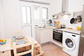 Private kitchen - Cozy Studio Athens Downtown - Sleeps 3 (Athens)