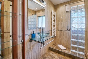 Secadora de cabello, toallas, papel de baño 