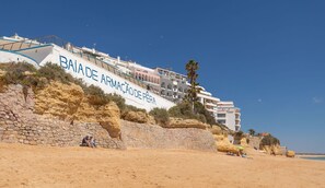 Na praia, espreguiçadeiras 