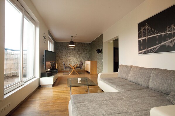 Fernseher, Stereoanlage