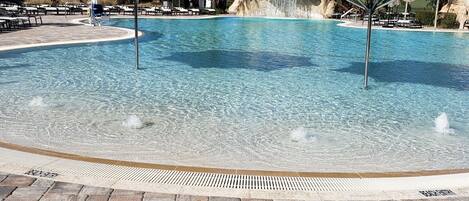 Alberca al aire libre y alberca climatizada