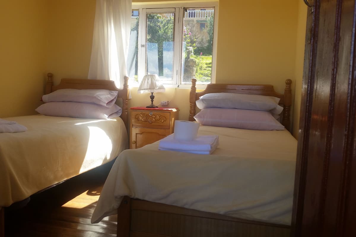 Double Room, 2 Twin Beds, Shared Bathroom | Free WiFi
