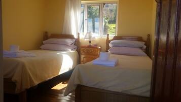 Double Room, 2 Twin Beds, Shared Bathroom | Free WiFi