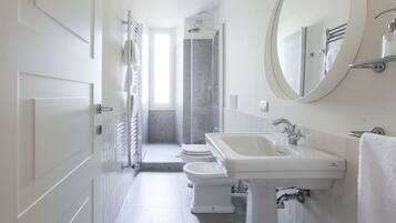 Apartment, 2 Schlafzimmer | Badezimmer | Dusche, kostenlose Toilettenartikel, Haartrockner, Bidet