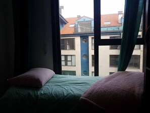 1 habitación, tabla de planchar con plancha y wifi