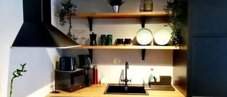 Een koelkast, een oven, een waterkoker, een broodrooster