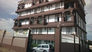 Un edificio de varios pisos con un letrero que dice 'Jolly Accommodation Centre'.