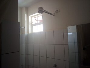 Ducha, cabezal de ducha tipo lluvia, toallas, jabón