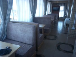 Café da manhã, almoço e jantar; local e internacional 