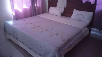 Chambre Standard | Bureau, rideaux occultants, Wi-Fi gratuit, draps fournis
