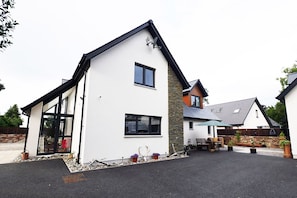 Front of property - Pinewood Cottage (Inverness)