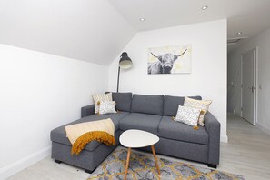 22-inch flat-screen TV with digital channels, TV - Pinewood Cottage (Inverness)