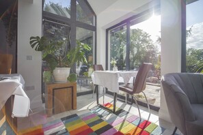 객실 내 식사 공간