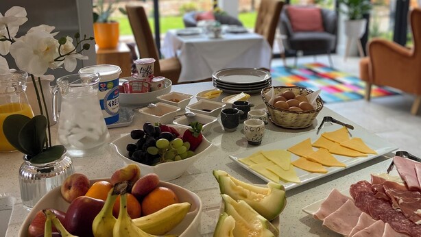 Ein reichhaltiges Frühstücksbuffet mit Obst, Käse und Aufschnitt.