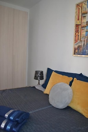 Free WiFi, bed sheets - La Luna Townhouse (Sliema)