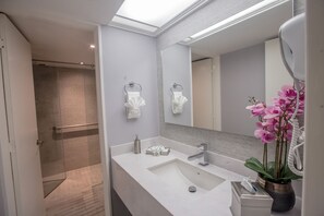 Junior Suite | Badezimmer | Dusche, Handtücher, Seife, Shampoo