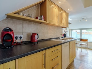 Oven, dishwasher, cookware/dishes/utensils, freezer