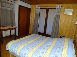 Tweepersoonskamer, 1 tweepersoonsbed, balkon, uitzicht op bergen | Gratis babybedden, gratis wifi, beddengoed