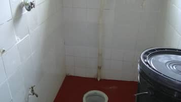 Kamar Double | Kamar mandi | Shower, handuk, sabun, dan tisu toilet