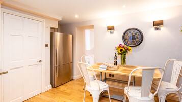 House, 3 Bedrooms | In-room dining