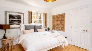 3 bedrooms, desk, iron/ironing board, free cots/infant beds