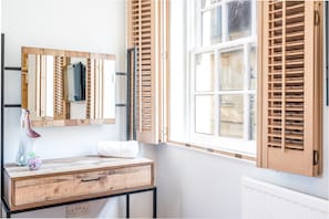 House, 3 Bedrooms | Living area | Flat-screen TV, fireplace