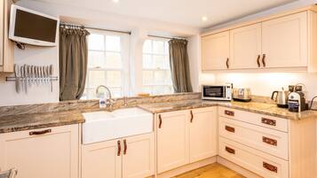 House, 3 Bedrooms | Private kitchen | Fridge, microwave, oven, stovetop