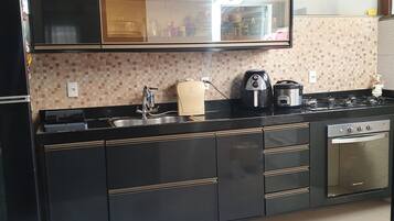 Refrigerador, microondas, horno, placa de cocina