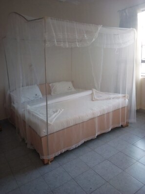 Rom – standard | Skrivebord, blendingsgardiner, wi-fi (inkludert) og sengetøy